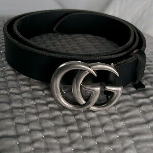 Gucci black leather GG buckle